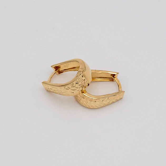 Oval hoop gold earring 14kt - Image 3